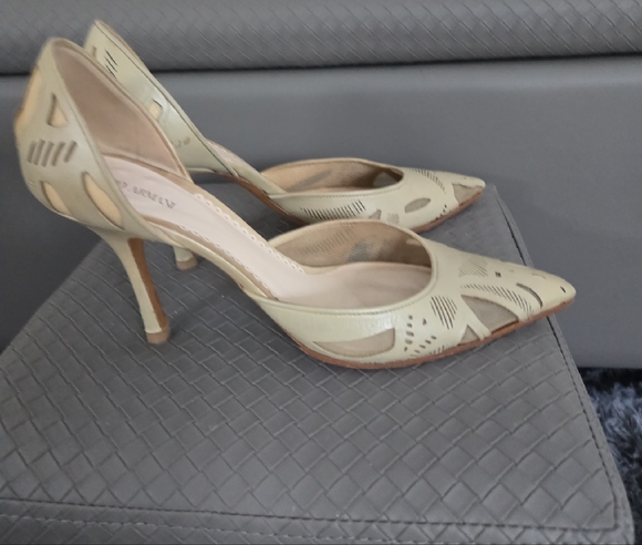 Giorgio Armani Cream Heels with Perforated Design - Picture 5 of 8